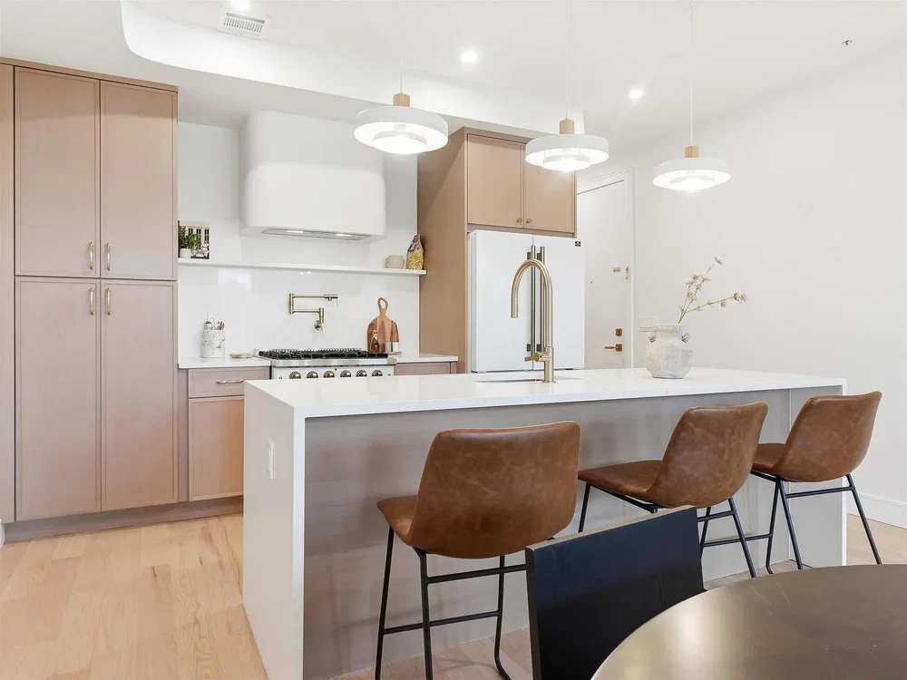 Cuisine; électroménager, parquet, lumière naturelle, style moderne, rénové