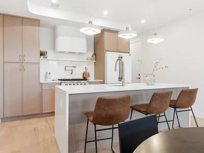 Cuisine; électroménager, parquet, lumière naturelle, style moderne, rénové