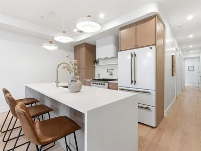Cuisine; électroménager, parquet, lumière naturelle, style moderne