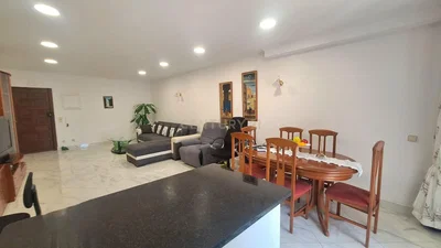 Wohnzimmer; fliesenboden, tageslicht