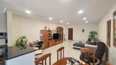 Wohnzimmer; fliesenboden, tageslicht