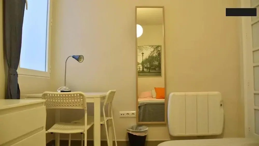Chambre; lumière naturelle, parquet