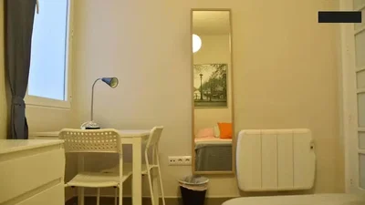Chambre; lumière naturelle, parquet