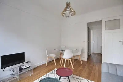Dnevna soba; drveni pod, prirodno svjetlo
