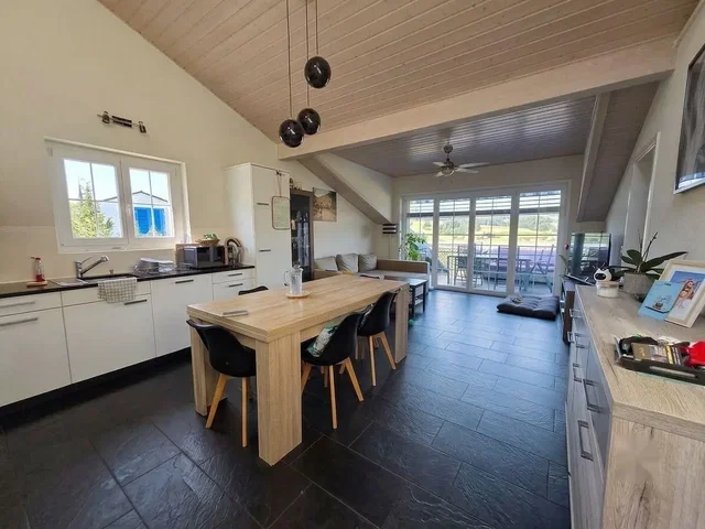 Cucina; elettrodomestici, pavimento in piastrelle, luce naturale