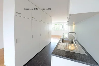 Keuken; keukenapparatuur, tegelvloer, natuurlijk licht