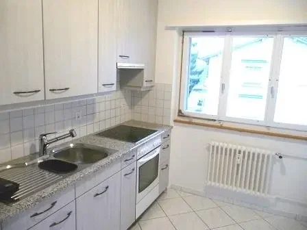 Cuisine; électroménager, carrelage, lumière naturelle