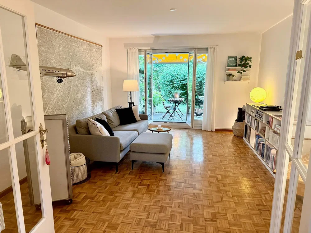 Salon; parquet, lumière naturelle, style moderne