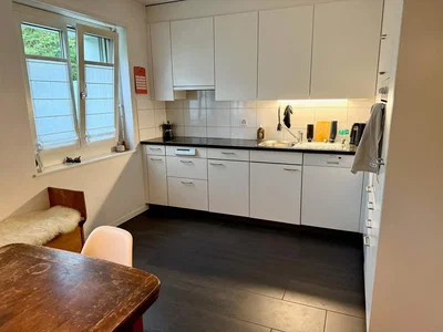 Cuisine; carrelage, électroménager, lumière naturelle