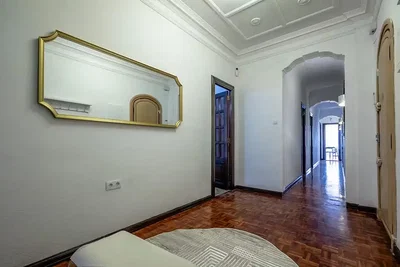 Camera; pavimento in legno, soffitti alti, luce naturale