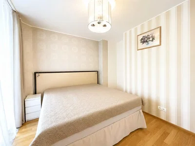Camera da letto; luce naturale, pavimento in legno