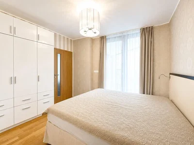 Camera da letto; pavimento in legno, luce naturale