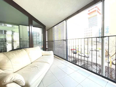 Balcone; vista, pavimento in piastrelle, luce naturale