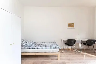 Quarto; chão de madeira, luz natural