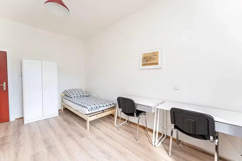 Quarto; luz natural, chão de madeira