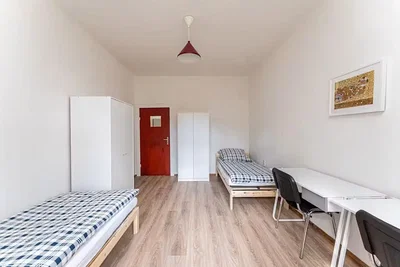 Quarto de criança; chão de madeira, luz natural