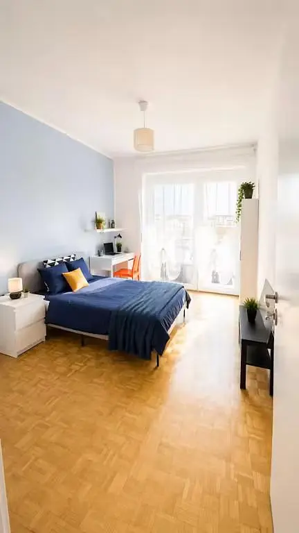 Spálňa; drevená podlaha, prirodzené svetlo