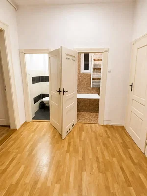 Camera da letto; pavimento in legno, luce naturale