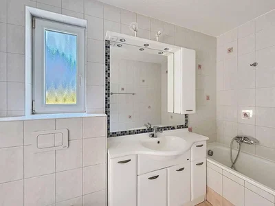 Salle de bain; carrelage, lumière naturelle