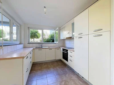 Cuisine; vue, lumière naturelle, carrelage