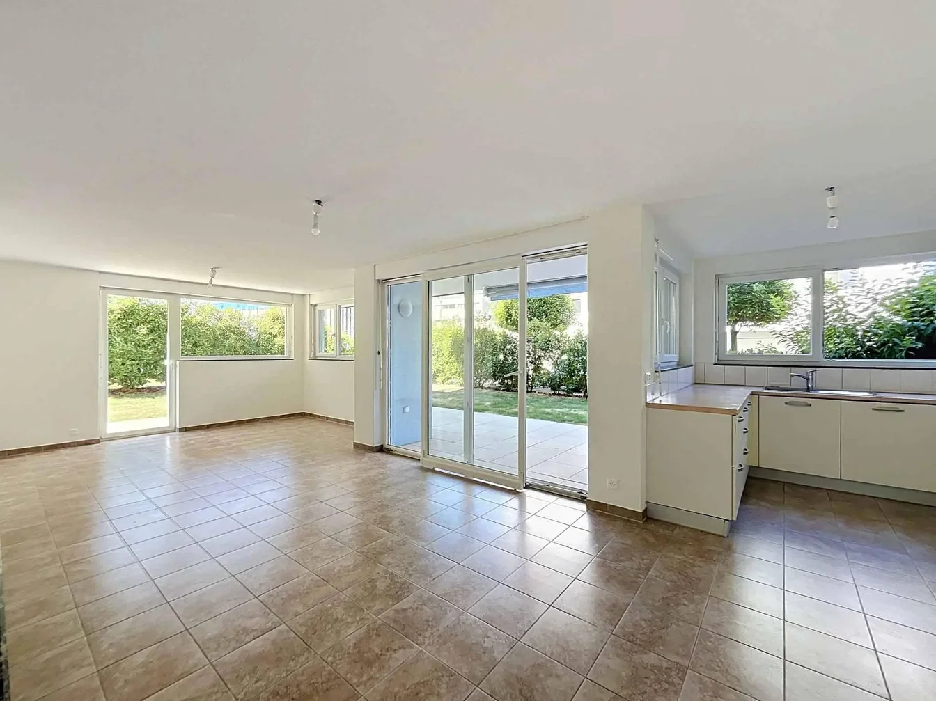 Salon; carrelage, lumière naturelle, vue