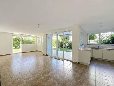 Salon; carrelage, lumière naturelle, vue