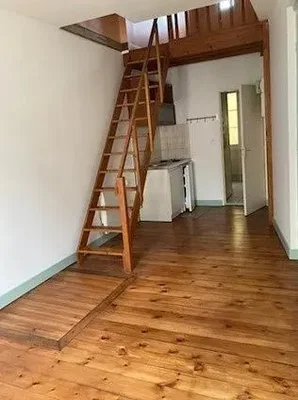Altro; pavimento in legno, luce naturale