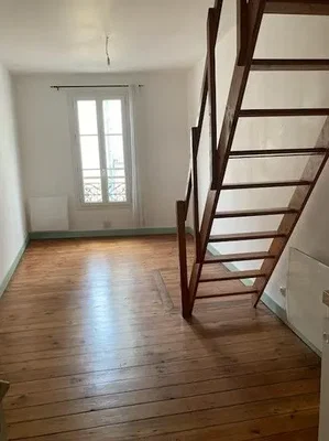 Altro; pavimento in legno, luce naturale