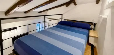 غرفة نوم; عوارض خشبية, أرضية خشبية, ضوء طبيعي