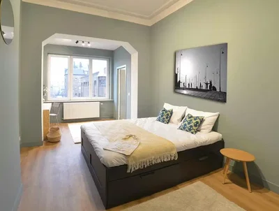 Camera da letto; pavimento in legno, luce naturale