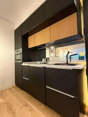Mutfak; mutfak aletleri, ahşap zemin, doğal ışık, modern stil