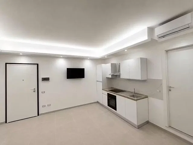 مطبخ; أجهزة المطبخ, أرضية من البلاط, ضوء طبيعي