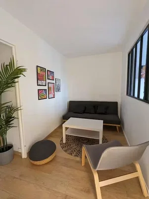 Oturma odası; doğal ışık, modern stil, ahşap zemin
