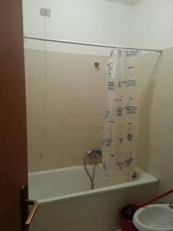 Salle de bain; carrelage, nécessite rénovation, lumière naturelle