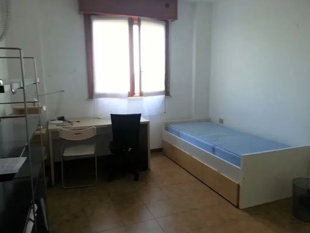 Chambre; carrelage, lumière naturelle
