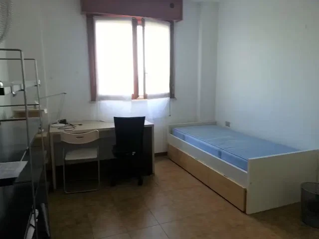 Dormitorio; suelo de baldosas, luz natural