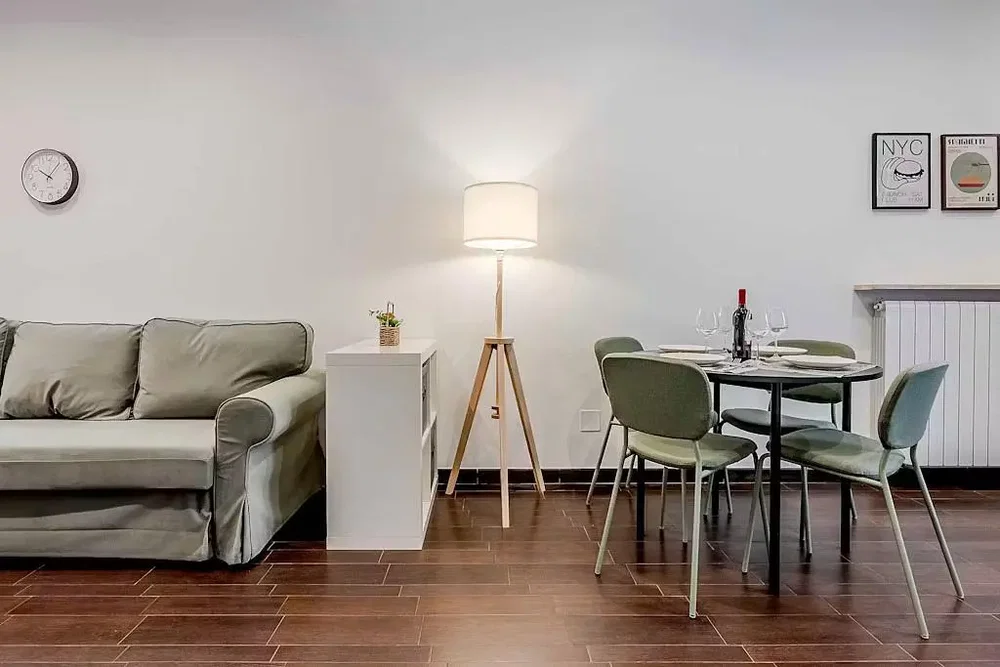 Salon; parquet, lumière naturelle, style moderne