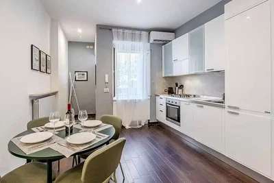 Cuisine; électroménager, carrelage, lumière naturelle, style moderne