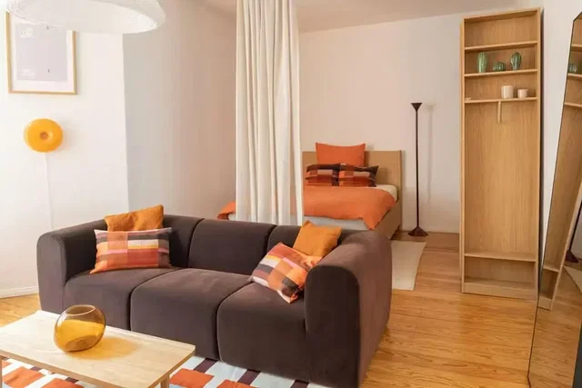 Soggiorno; pavimento in legno, luce naturale, stile moderno