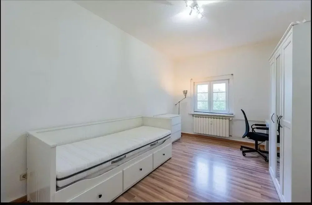 Quarto; chão de madeira, luz natural