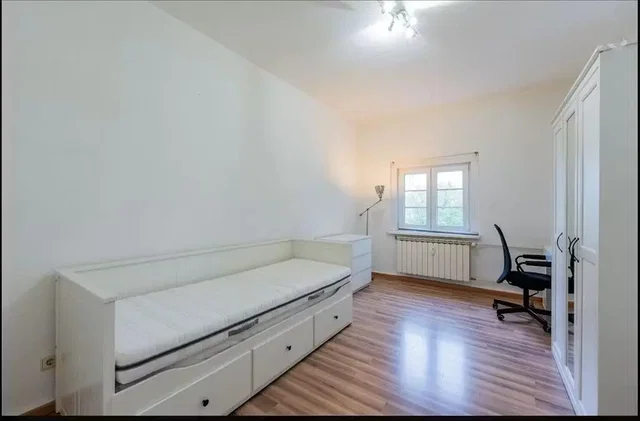 Quarto; chão de madeira, luz natural