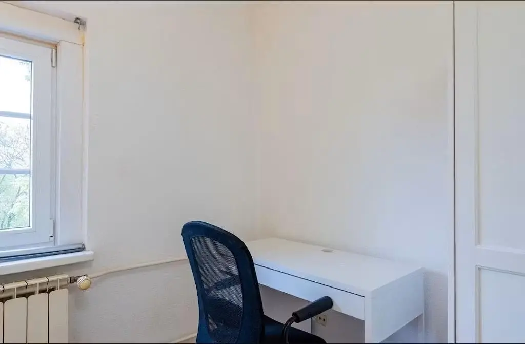 Quarto; luz natural, chão de madeira