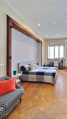 Spavaća soba; drveni pod, prirodno svjetlo