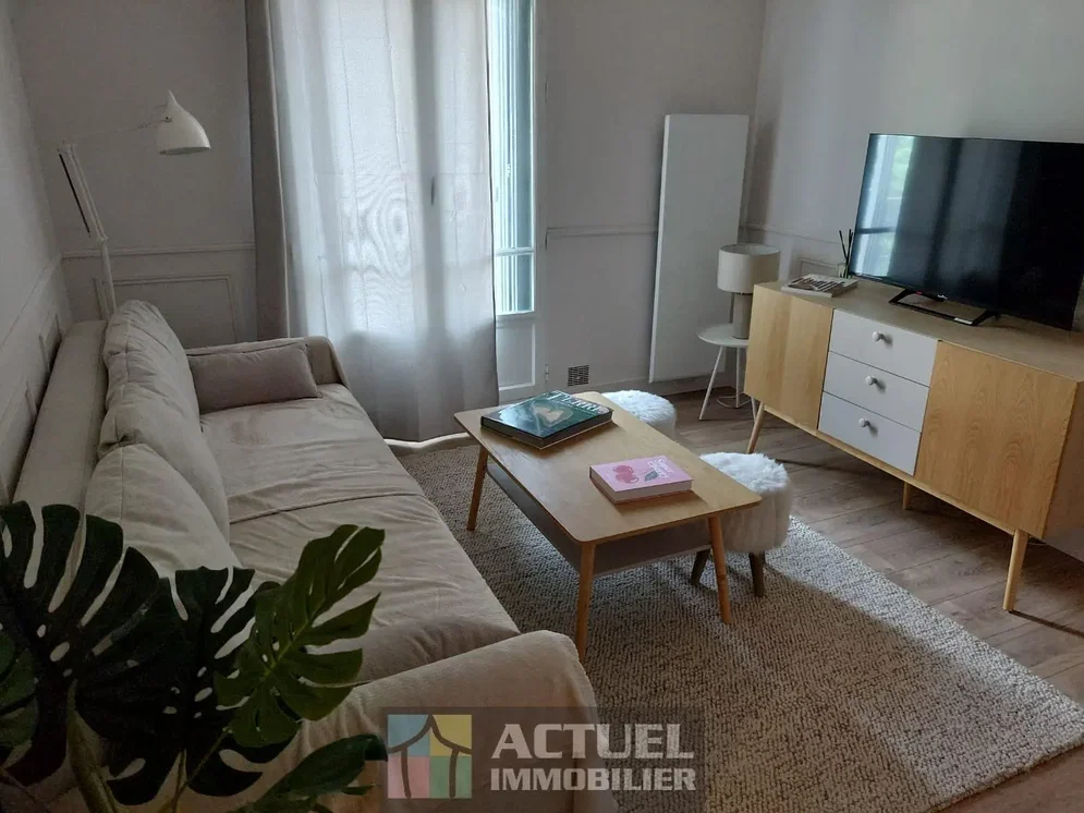 Living room; natural light, modern style, wood floor