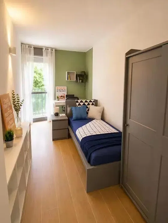 Schlafzimmer; holzboden, tageslicht
