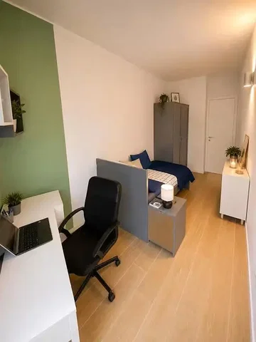 Dormitorio; suelo de madera, luz natural