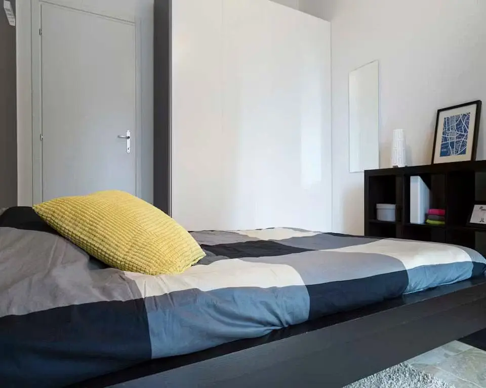 Camera da letto; luce naturale, pavimento in legno