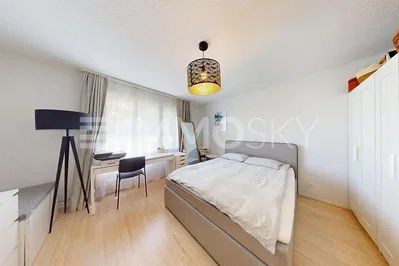 Schlafzimmer; holzboden, tageslicht