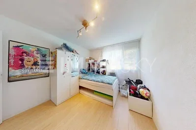 Schlafzimmer; holzboden, tageslicht