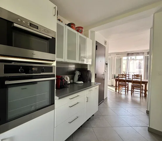 Kuhinja; kuhinjski aparati, pločice, prirodno svjetlo